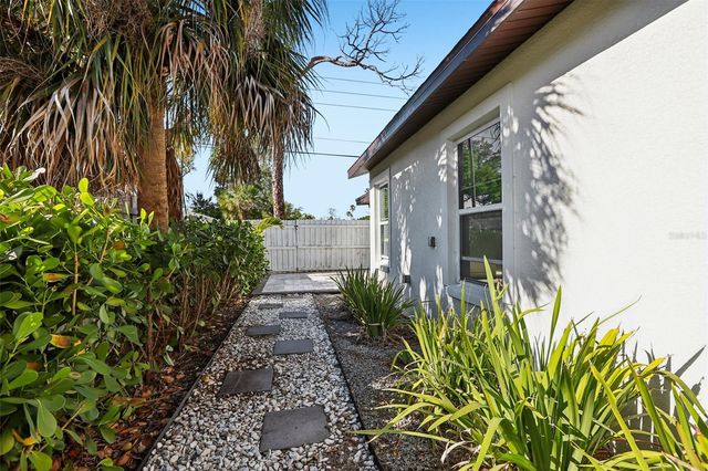 1524 CONNECTICUT AVENUE NE, St Petersburg, FL 33703