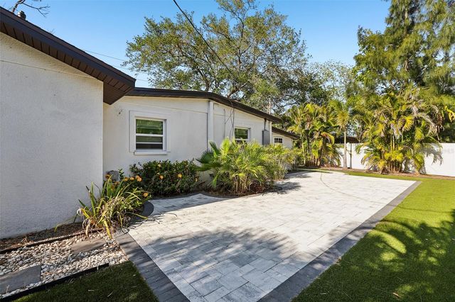 1524 CONNECTICUT AVENUE NE, St Petersburg, FL 33703