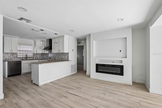 1524 CONNECTICUT AVENUE NE, St Petersburg, FL 33703