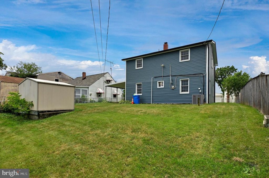 Image 3 of property listing at 7717 FAIRGREEN RD, Dundalk, MD 21222