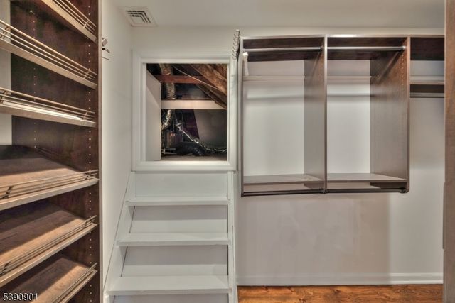 48 Oak Dr, Roseland Boro, NJ 07068