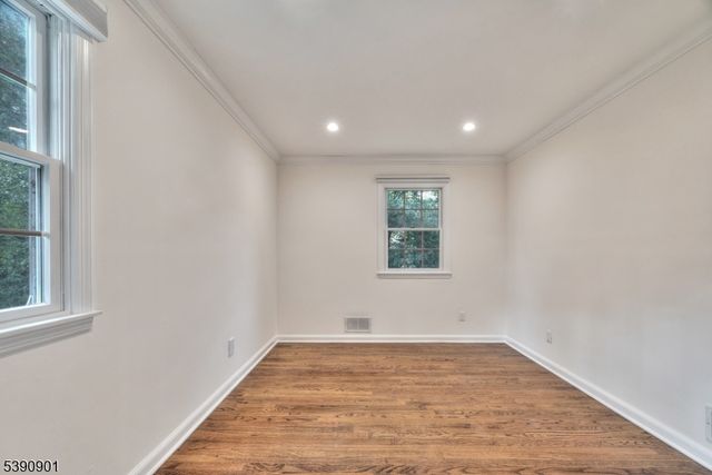 48 Oak Dr, Roseland Boro, NJ 07068