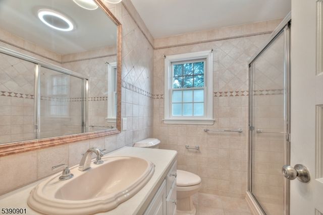 48 Oak Dr, Roseland Boro, NJ 07068