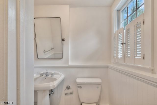 48 Oak Dr, Roseland Boro, NJ 07068