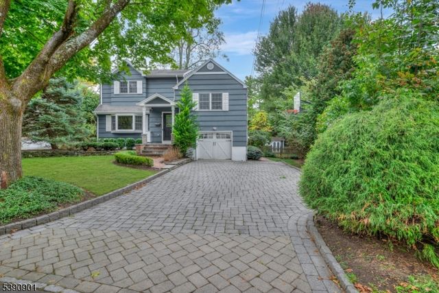 48 Oak Dr, Roseland Boro, NJ 07068