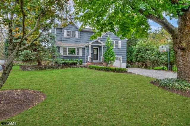 48 Oak Dr, Roseland Boro, NJ 07068