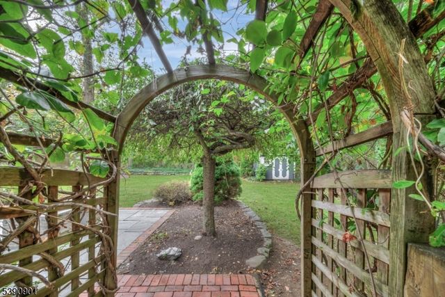 48 Oak Dr, Roseland Boro, NJ 07068