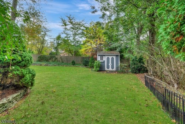 48 Oak Dr, Roseland Boro, NJ 07068