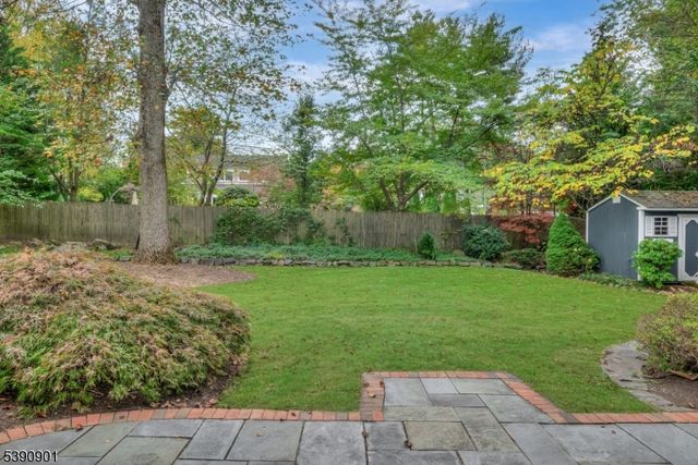 48 Oak Dr, Roseland Boro, NJ 07068