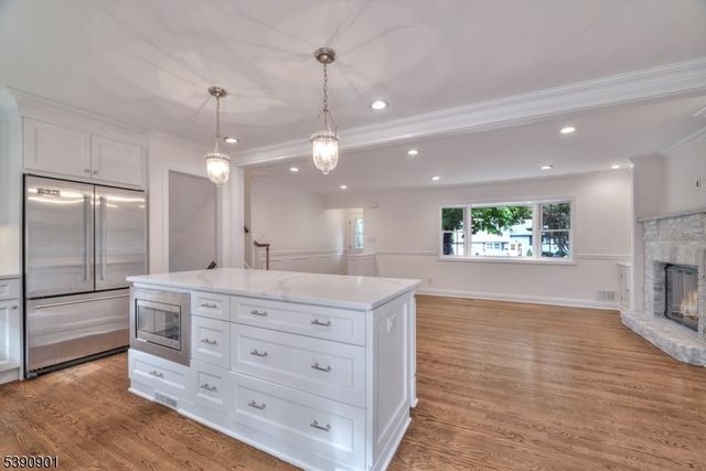 48 Oak Dr, Roseland Boro, NJ 07068