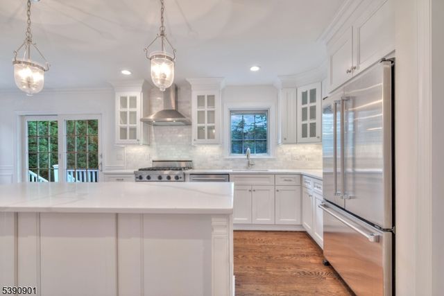 48 Oak Dr, Roseland Boro, NJ 07068