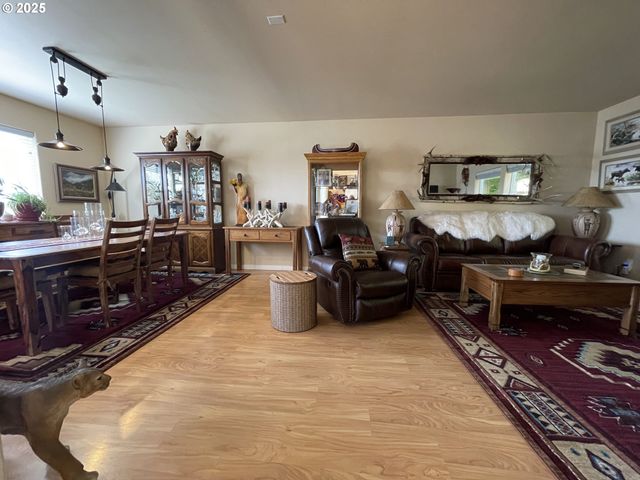 1584 Nw AVERY St, Roseburg, OR 97471
