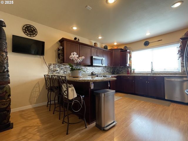 1584 Nw AVERY St, Roseburg, OR 97471