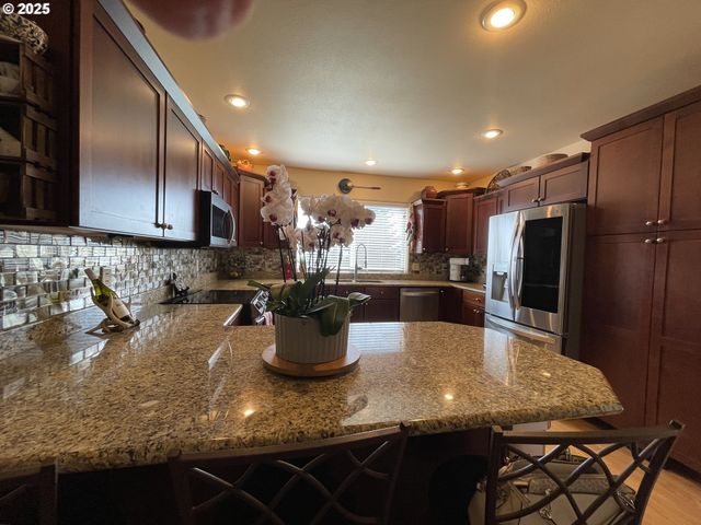 1584 Nw AVERY St, Roseburg, OR 97471
