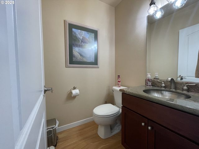 1584 Nw AVERY St, Roseburg, OR 97471