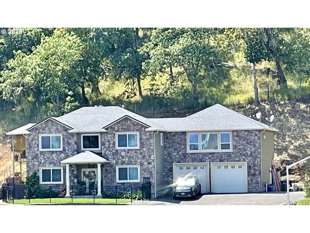 1584 Nw AVERY St, Roseburg, OR 97471
