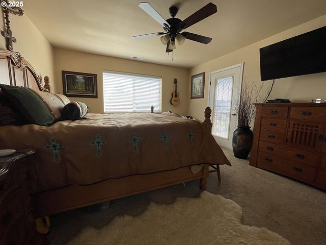 1584 Nw AVERY St, Roseburg, OR 97471