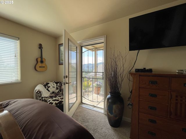 1584 Nw AVERY St, Roseburg, OR 97471