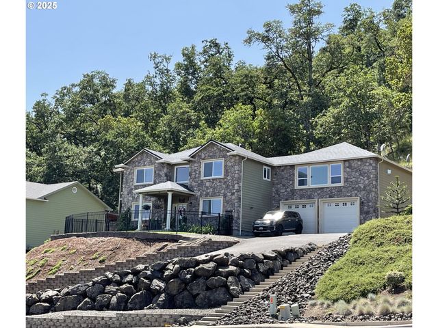 1584 Nw AVERY St, Roseburg, OR 97471