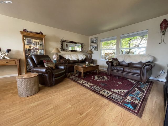 1584 Nw AVERY St, Roseburg, OR 97471