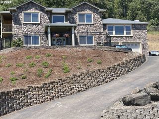 1584 Nw AVERY St, Roseburg, OR 97471