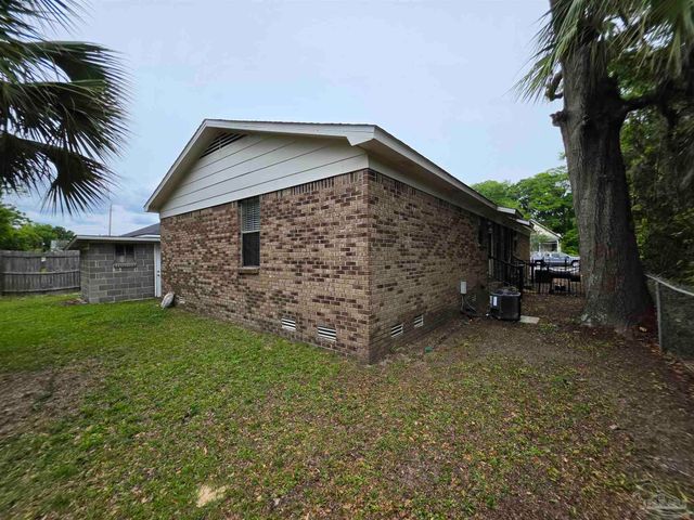 1011 N Dr Martin Luther King Jr Dr B, Pensacola, FL 32501