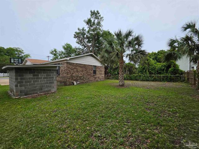 1011 N Dr Martin Luther King Jr Dr B, Pensacola, FL 32501