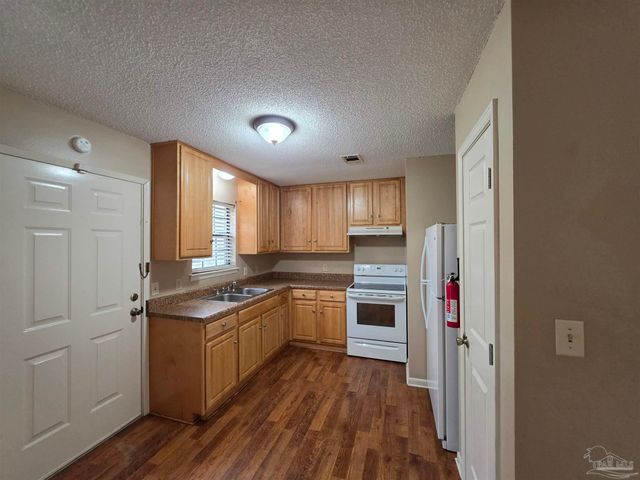 1011 N Dr Martin Luther King Jr Dr B, Pensacola, FL 32501