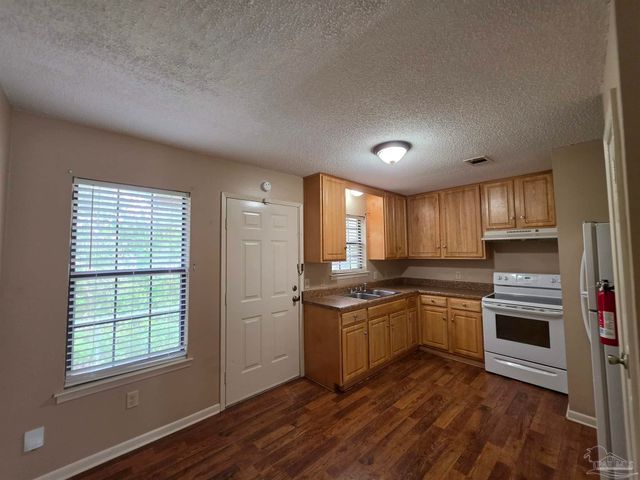 1011 N Dr Martin Luther King Jr Dr B, Pensacola, FL 32501