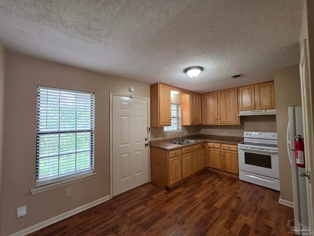 1011 N Dr Martin Luther King Jr Dr B, Pensacola, FL 32501