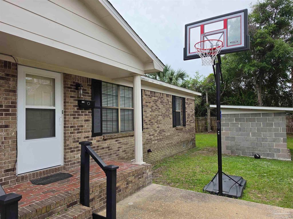 1011 N Dr Martin Luther King Jr Dr B, Pensacola, FL 32501