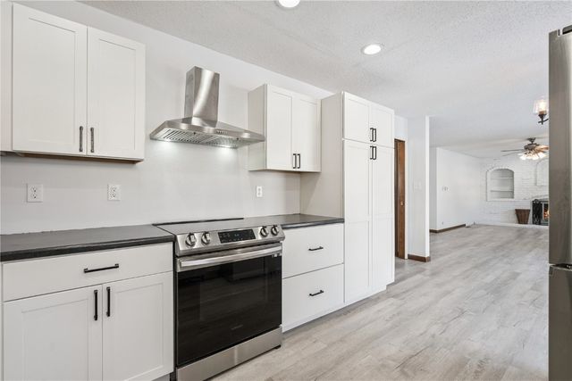 6910 Kiowa Trace NE, Cedar Rapids, IA 52411