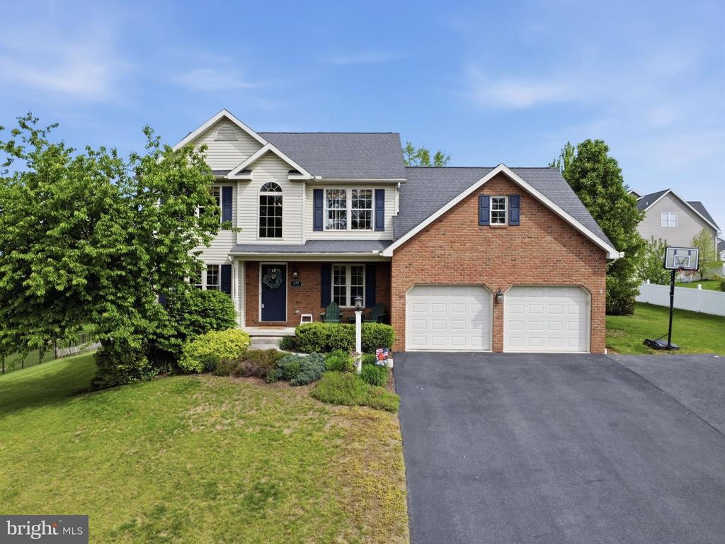 233 CRESTHAVEN DR, Fayetteville, PA 17222