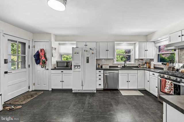 401 N CLINTON AVE, Wenonah, NJ 08090