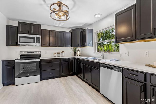 8560 W Shore Drive, Hillsboro, MO 63050