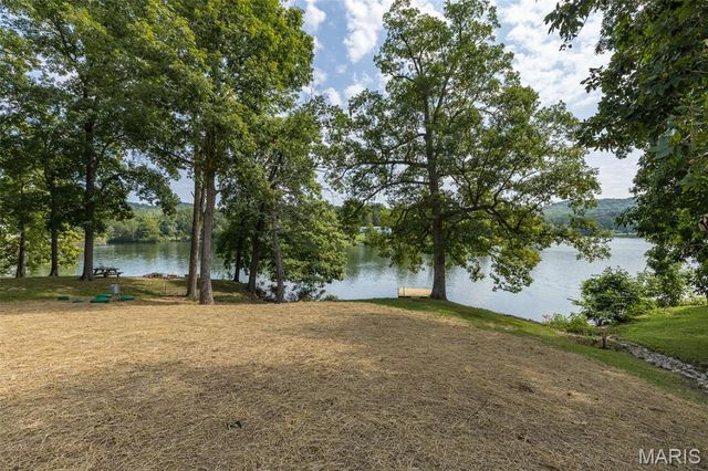 8560 W Shore Drive, Hillsboro, MO 63050