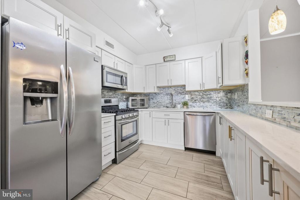 8920 KREWSTOWN RD #215, Philadelphia, PA 19115 — exterior