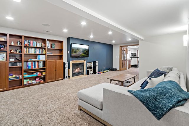 8134 Knoll Street N, Golden Valley, MN 55427