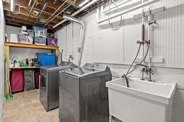 8134 Knoll Street N, Golden Valley, MN 55427