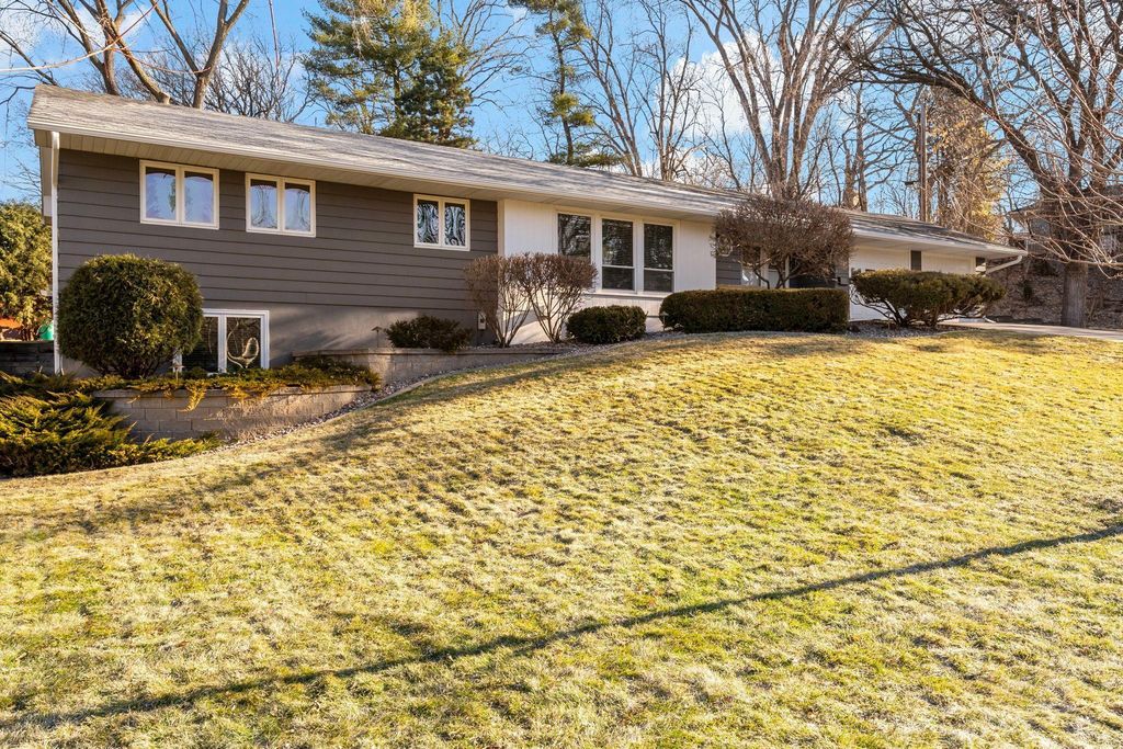 8134 Knoll Street N, Golden Valley, MN 55427