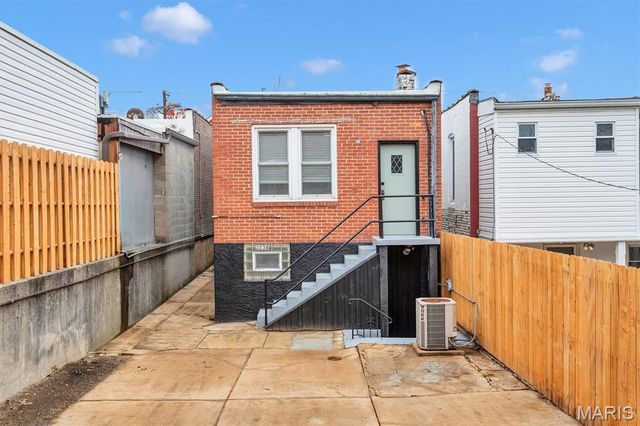 2238 Edwards, St Louis, MO 63110