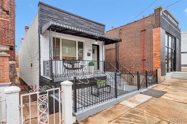 2238 Edwards, St Louis, MO 63110