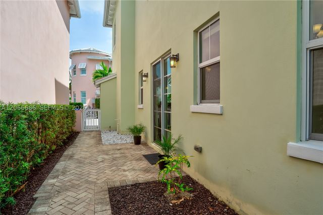 1749 NE 9th St, Fort Lauderdale, FL 33304
