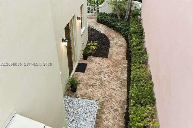 1749 NE 9th St, Fort Lauderdale, FL 33304