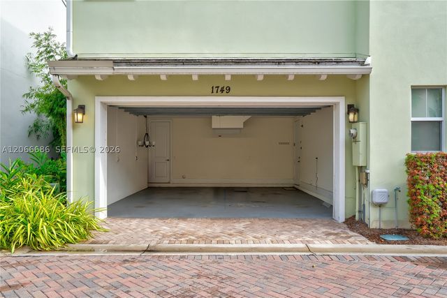 1749 NE 9th St, Fort Lauderdale, FL 33304