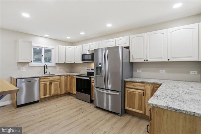 80 N FAIRFAX ST, Romney, WV 26757