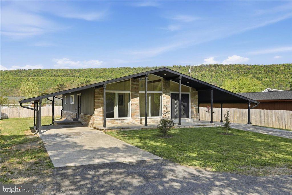 80 N FAIRFAX ST, Romney, WV 26757