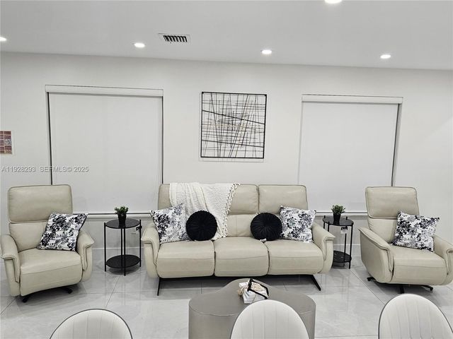 965 NE 171st St, Miami, FL 33162