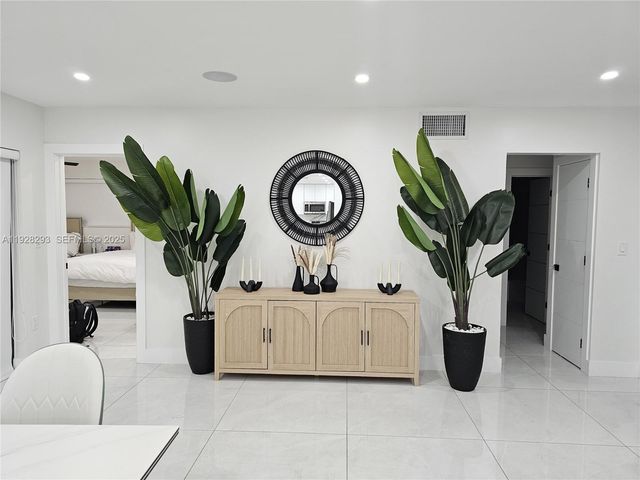 965 NE 171st St, Miami, FL 33162