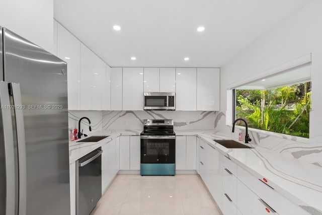 965 NE 171st St, Miami, FL 33162